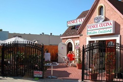 pet friendly restaurant in venice beach california